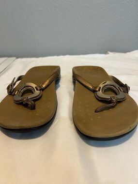 Vionic Women’s Karina Gold Leather Thong Sandals size 8